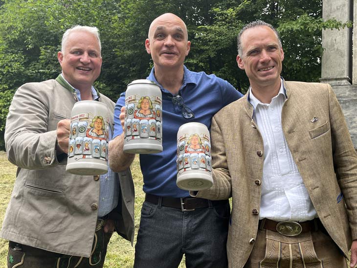 Der Festkrug der Wiesnwirte 2022 wurde am 11.07.2022 vorgestellt: Wirtesprecher Christian Schottenhamel, Künstler Rudi Skukalek, Wirtesprecher Peter Inselkammer (©Foto. Martin Schmitz)
